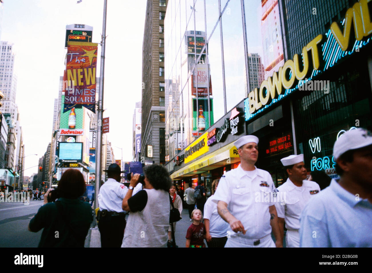 New York, New York. Times Square. Les piétons sur le trottoir. Banque D'Images