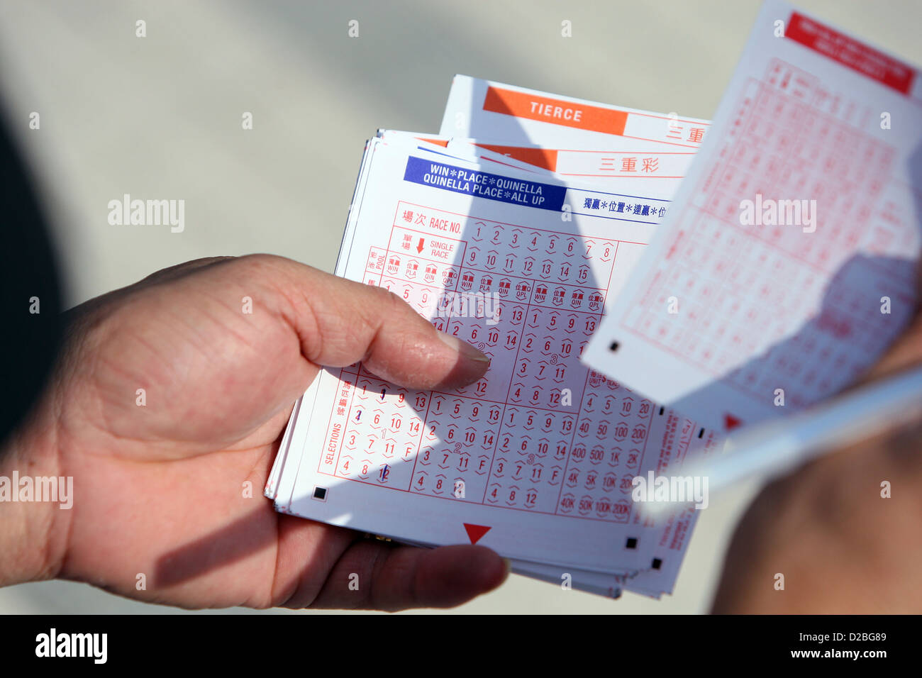 Hong Kong, Chine, l'homme détient des billets de pari dans les mains Banque D'Images