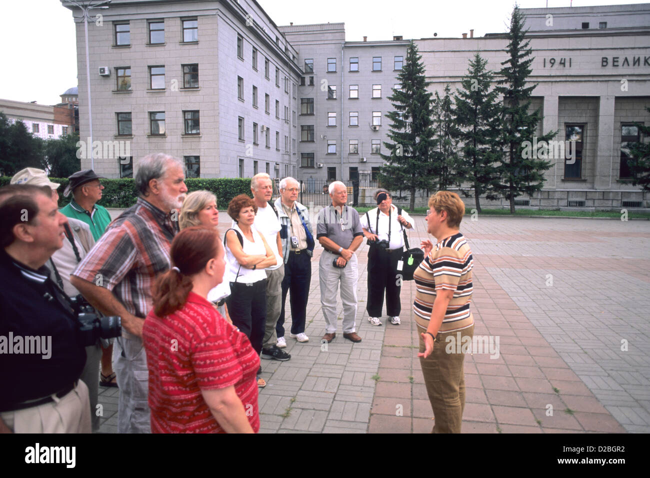 La Russie, la Sibérie, Irkoutsk, touristes et Guide Touristique à Victory Park Banque D'Images