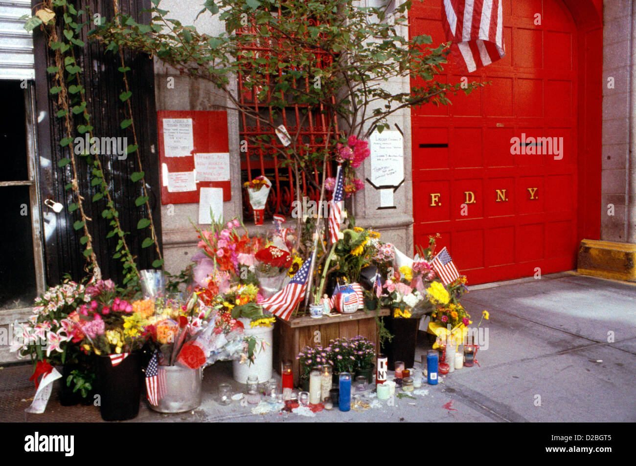 La ville de New York, le 11 septembre 2001. Monuments à la Caserne # 14 à la suite de l'attaque du World Trade Center Banque D'Images