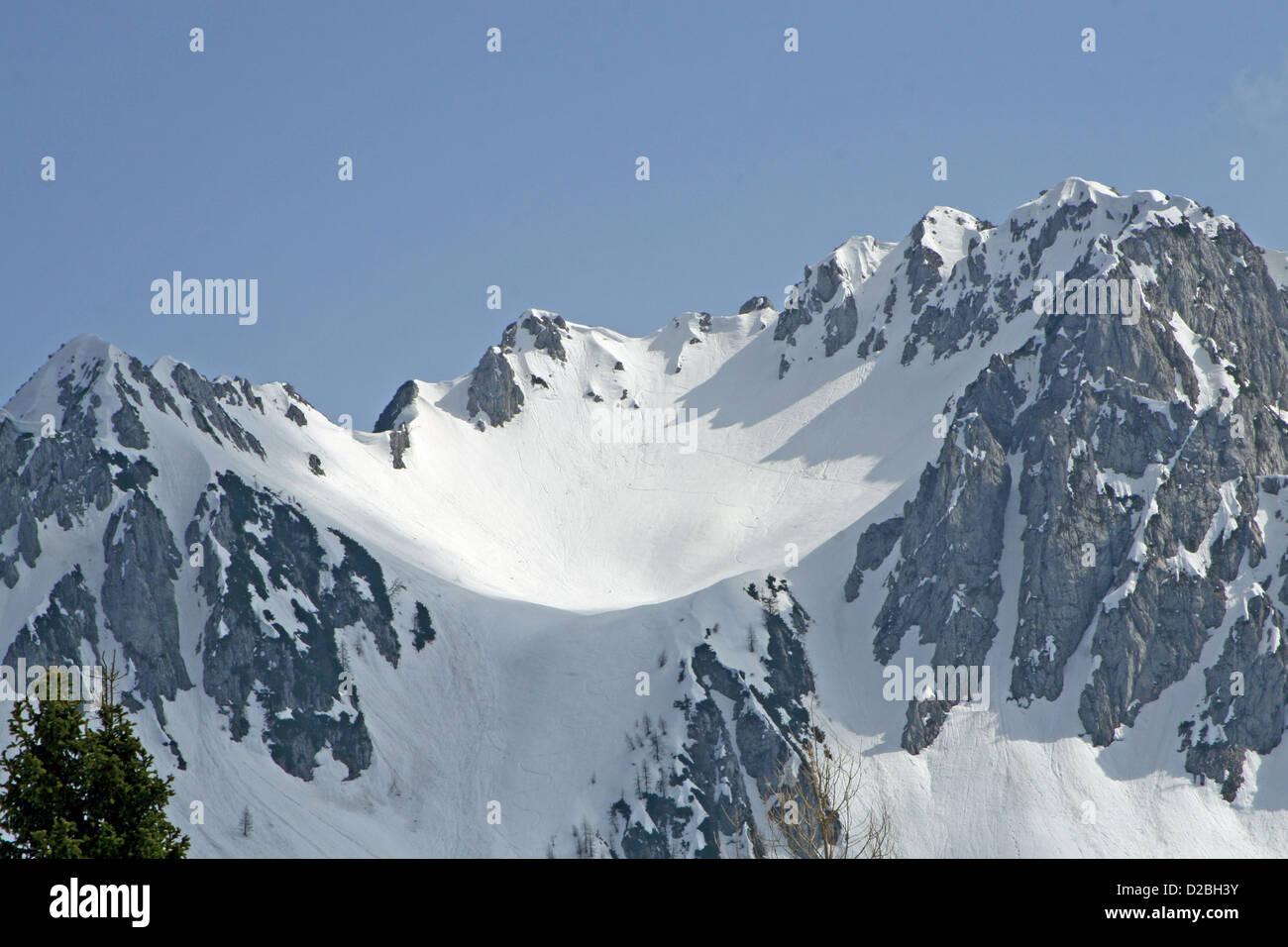 Montagnes couvertes de neige dans les Alpes italiennes sur une chaude journée d'hiver avec le soleil Banque D'Images