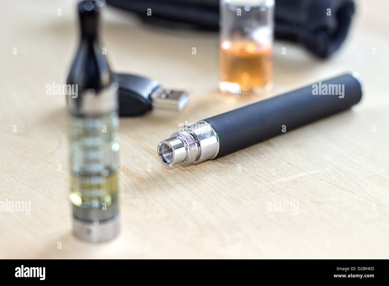 Inhalateur de nicotine électronique noire sur la table Photo Stock