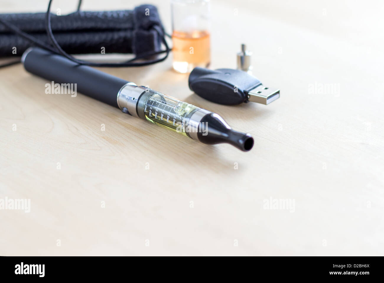 Inhalateur de nicotine électronique noire sur la table Photo Stock