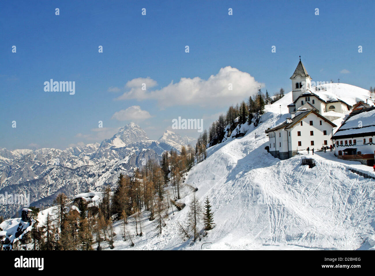 Vue à couper le souffle du Mont Lussari avec le couvent et le blanc de la neige de l'hiver Banque D'Images