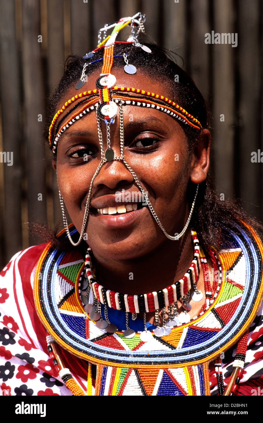 Kenya, Masai Femme portant des perles traditionnelles Banque D'Images