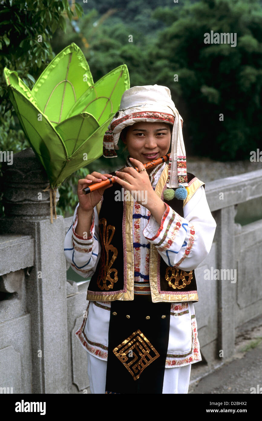 La Chine. Enfant en costume traditionnel jouant Flute Banque D'Images