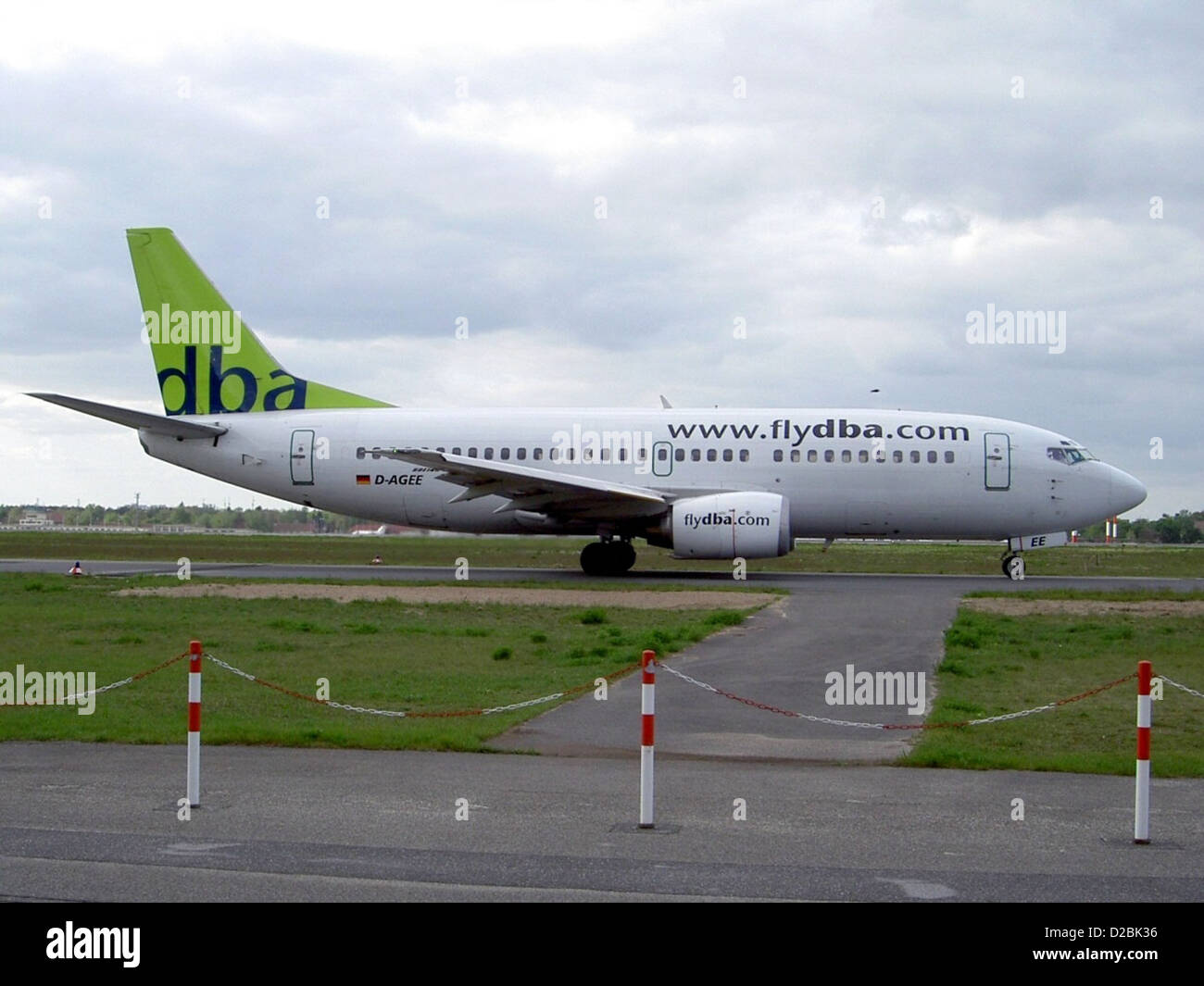 Le Boeing 737-35B d-AGEE est vu à l'aéroport de Berlin Tegel, qui fait partie de la flotte de Deutsche BA. Cet avion est utilisé pour les vols commerciaux court et moyen-courriers, offrant un service efficace et fiable. Banque D'Images