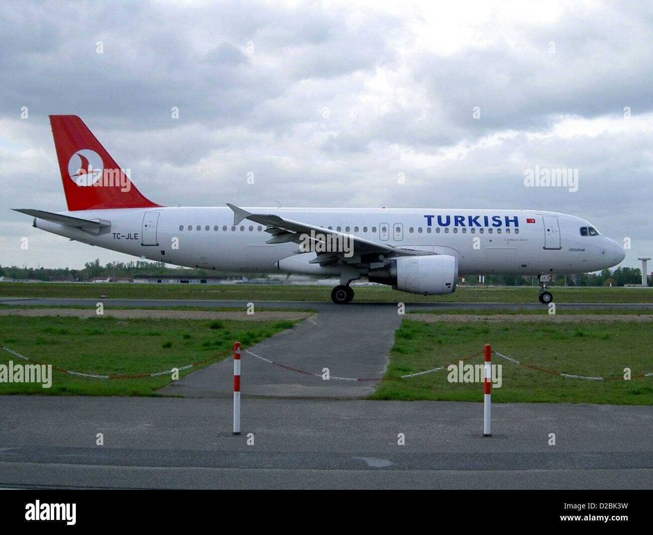 L'Airbus A320-214 de Turkish Airlines, immatriculé TC-JLE, est vu à l'aéroport de Berlin Tegel. L'avion fait partie de la flotte de Turkish Airlines pour les vols intérieurs et internationaux, mettant en valeur les capacités modernes de transport aérien. Banque D'Images