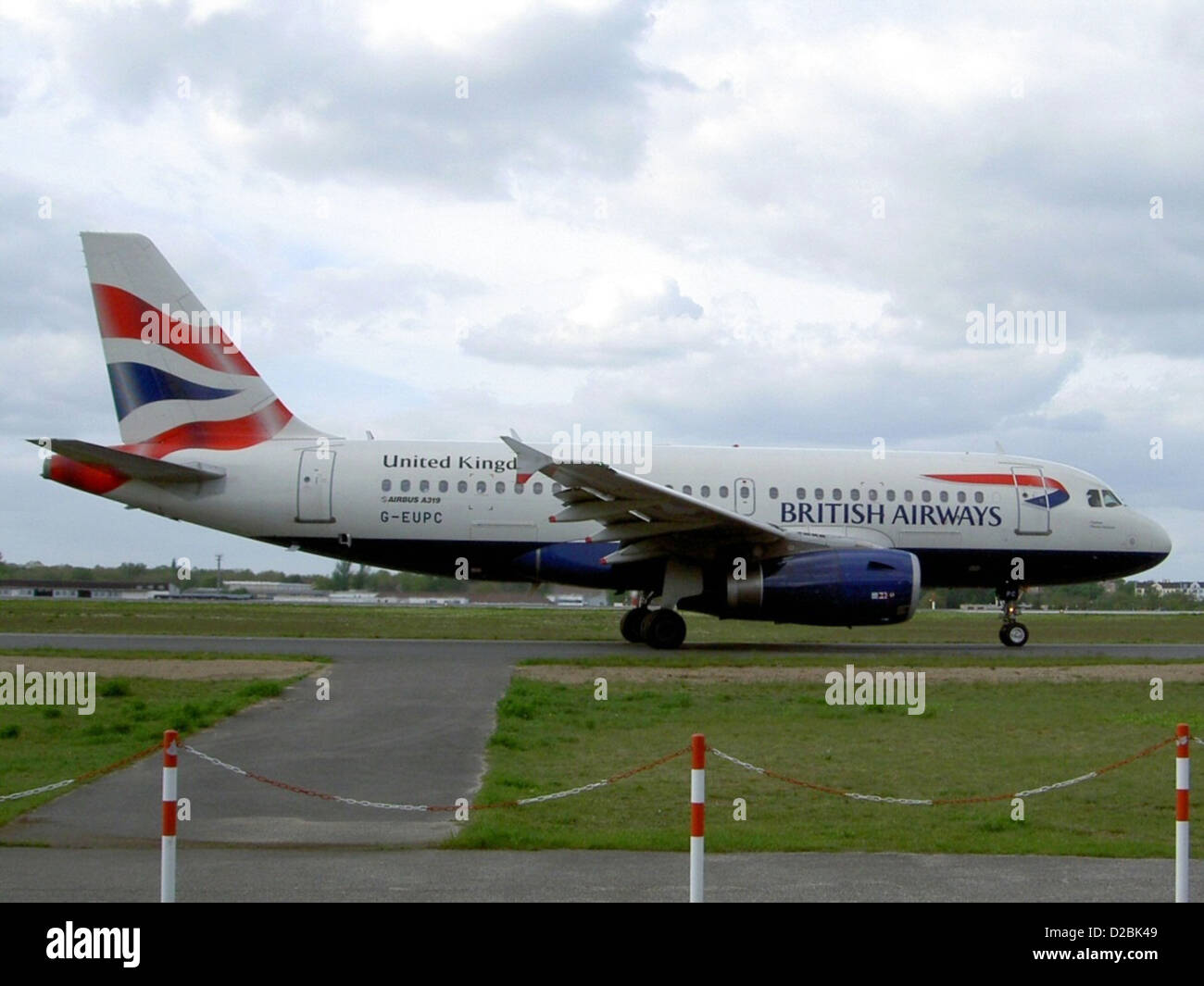 Airbus A319-131 G-EUPC, exploité par British Airways, est vu à l'aéroport de Berlin Tegel. Cet avion de ligne de taille moyenne est utilisé pour les vols court et moyen courriers et est reconnu pour son efficacité et sa fiabilité dans l'aviation commerciale. Banque D'Images