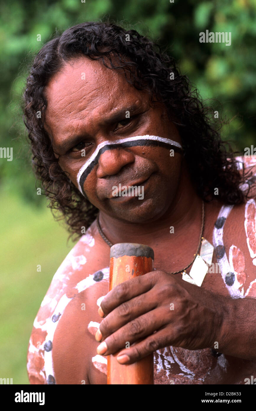 L'Australie, Queensland, Cairns. Tjappukai avec Autochtones Didgeridoo Banque D'Images