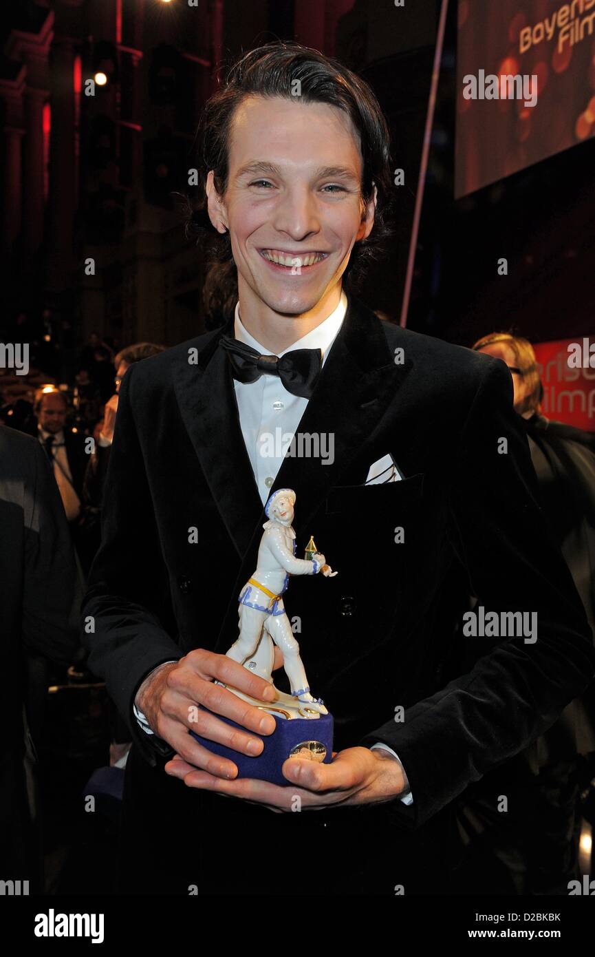 L'acteur Sabin Tambrea pose avec son prix dans ses mains après la cérémonie d'attribution de la Bavarian Film Awards 2012 à Munich, Allemagne, 18 janvier 2013. Prix du Cinéma bavarois est l'un des plus recherchés après film awards à l'industrie du cinéma allemand. Photo : Ursula Dueren Banque D'Images