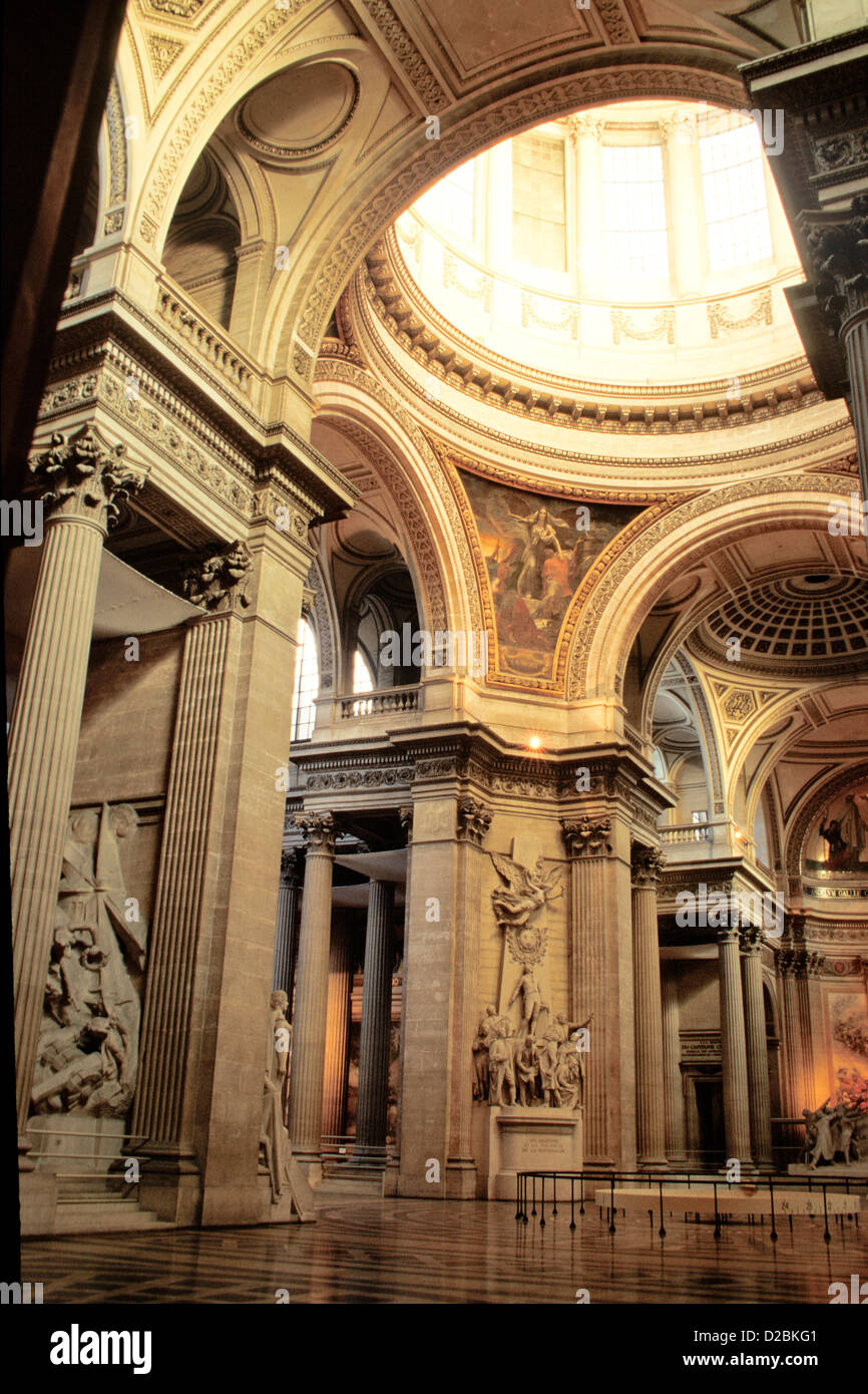 France, Paris. Le Panthéon, Place du Panthéon, 5ème arrondissement, de l'intérieur, avec le pendule de Foucault ci-dessous le dôme Banque D'Images