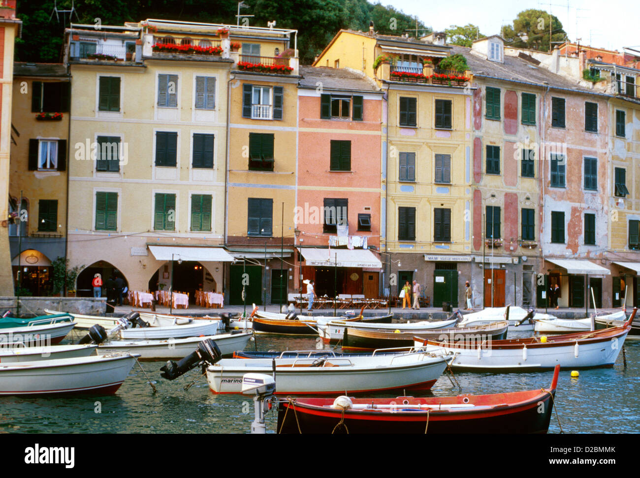 L'Italie, Ligurie. Le port de Portofino. Les bâtiments, magasins et cafés le long de la rivière, hors-bords remplir la rivière Banque D'Images