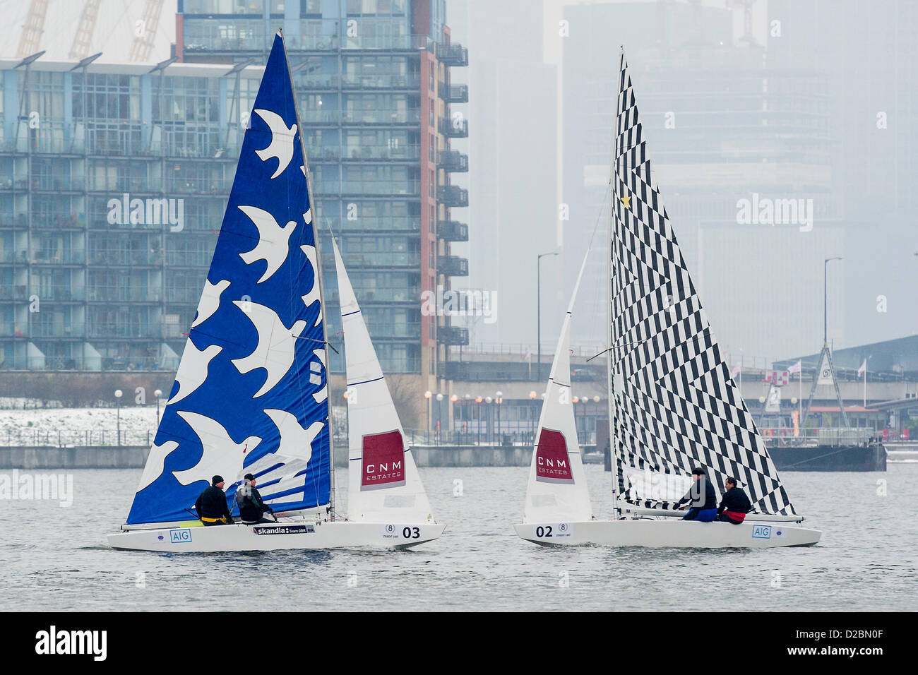 Star Class bateaux sont couru par 20 marins olympique et championne du monde - notamment une triple médaillée olympique Iain Percy, double médaillée olympique Andrew Simpson, médaillés olympiques, Pippa Wilson, Ian Walker, Luke Patience et Xavier Rohart . Ils utilisent des bateaux à voiles conçu par un éventail d'artistes - Eine (voir pas mal), Julian Opie (lignes noires voile blanche) , Goldie (rose de la voile avec visage) et David Begbie (noir et blanc). C'est la première fois que la voile et l'art n'a été réuni dans une série de match racing. Le London Boat Show, Excel Centre, Docklands, London, UK 19 janvier 2013. Banque D'Images