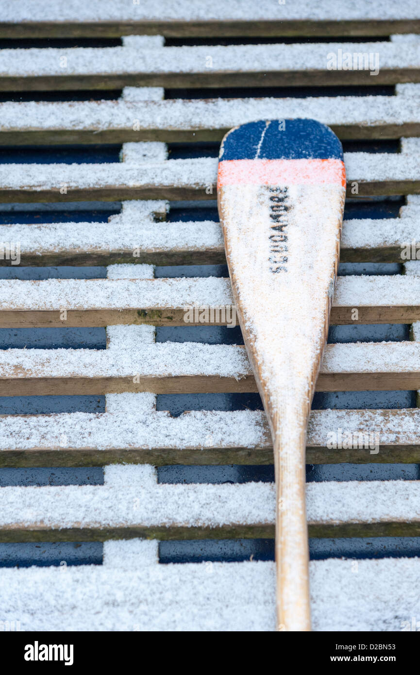 Close up d'un oar ou pagaie dans un Punt dans la neige en hiver sur la rivière Cam Cambridge UK Quayside Banque D'Images