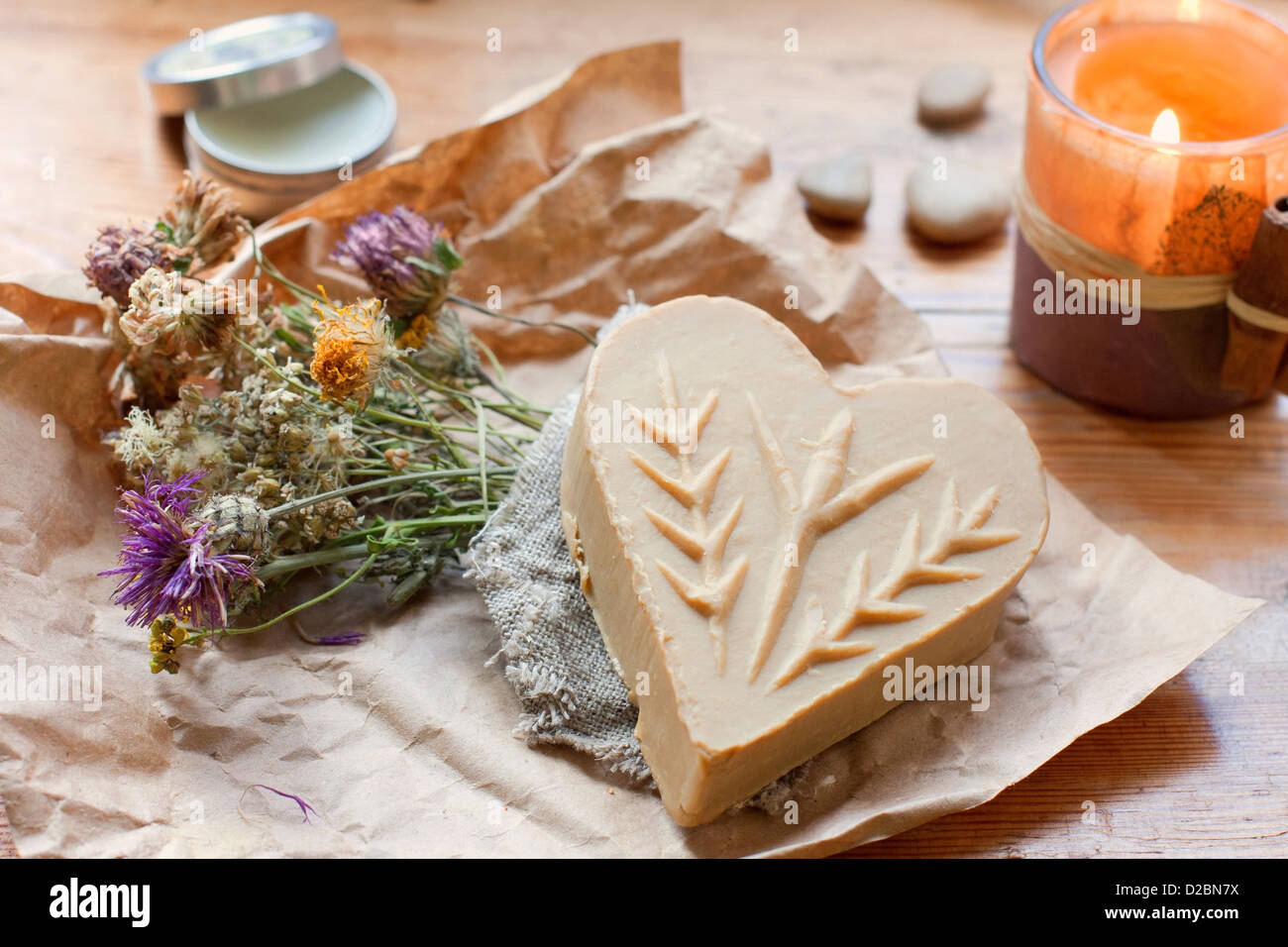 Savon en forme de coeur naturel avec des herbes Photo Stock - Alamy