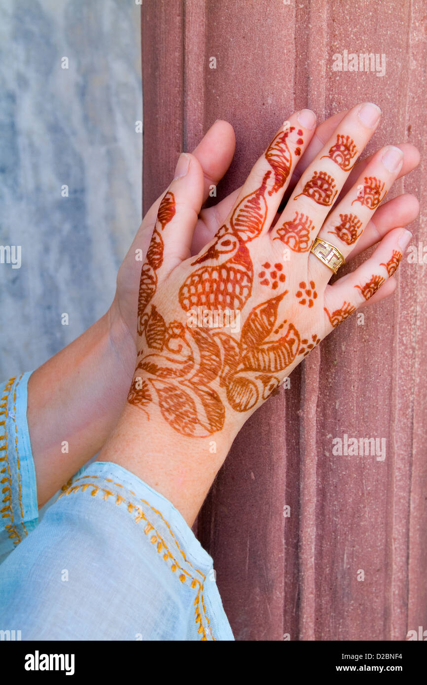 Conception de henné sur les mains de Womans, Delhi Inde Banque D'Images