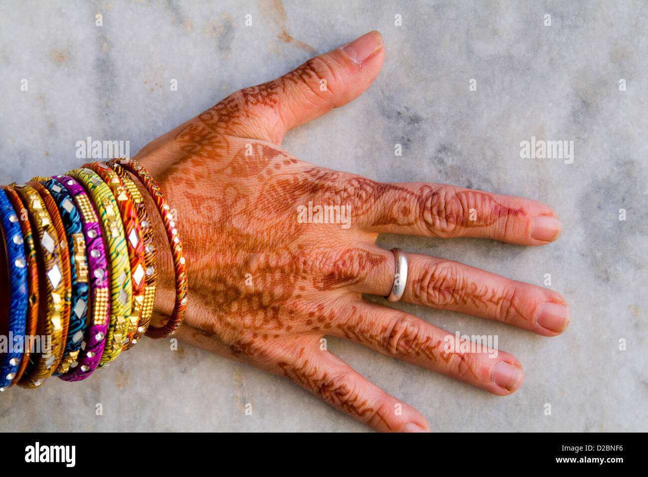 Conception de henné sur les mains de Womans, Delhi Inde Banque D'Images