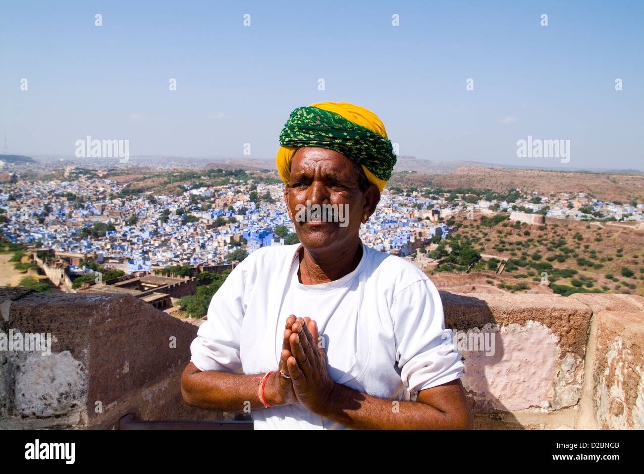 L'homme hindou avec turban dans la ville bleue de Jodhpur au Rajasthan Mehrangarh Fort à l'Inde Banque D'Images