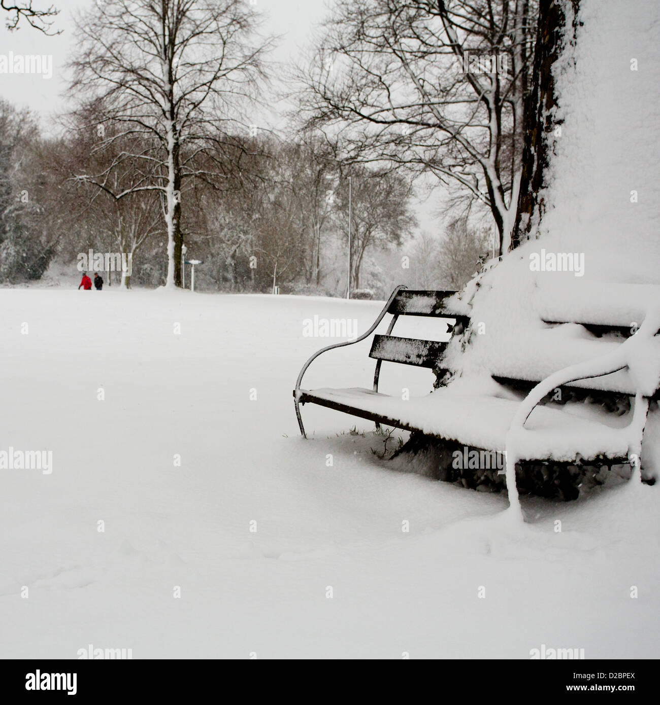 Deux hommes braver les éléments d'hiver de faire une promenade dans la neige. Banque D'Images