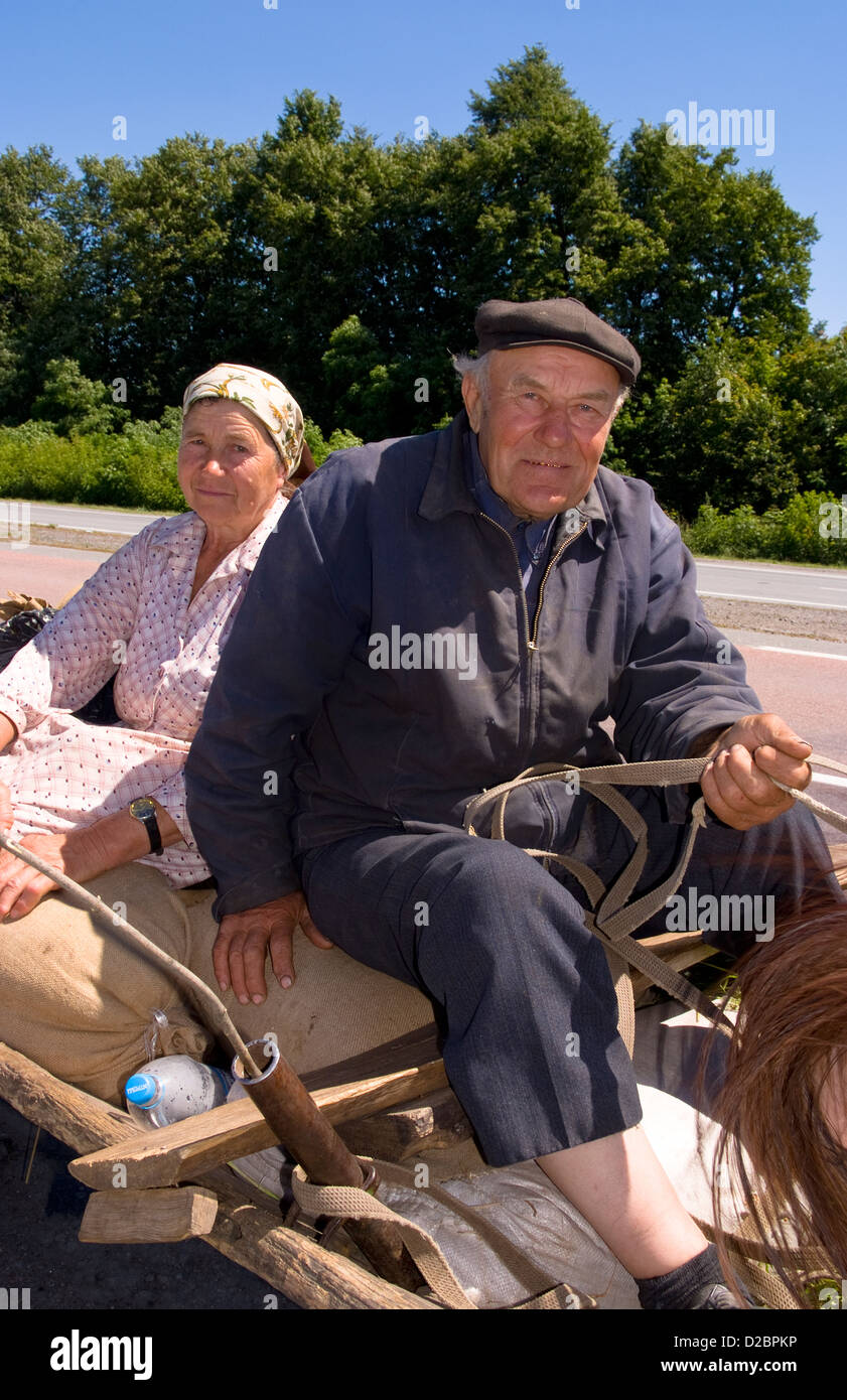 Équitation sur couple d'agriculteurs en panier sur la route de Kiev à Lviv en Ukraine Banque D'Images