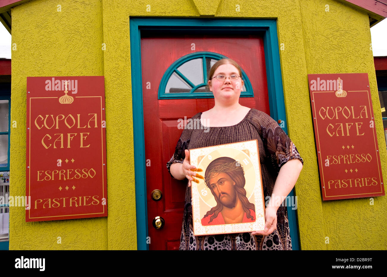 Anchorage, Alaska. Femme travaillant au Musée orthodoxe russe avec la peinture religieuse Banque D'Images