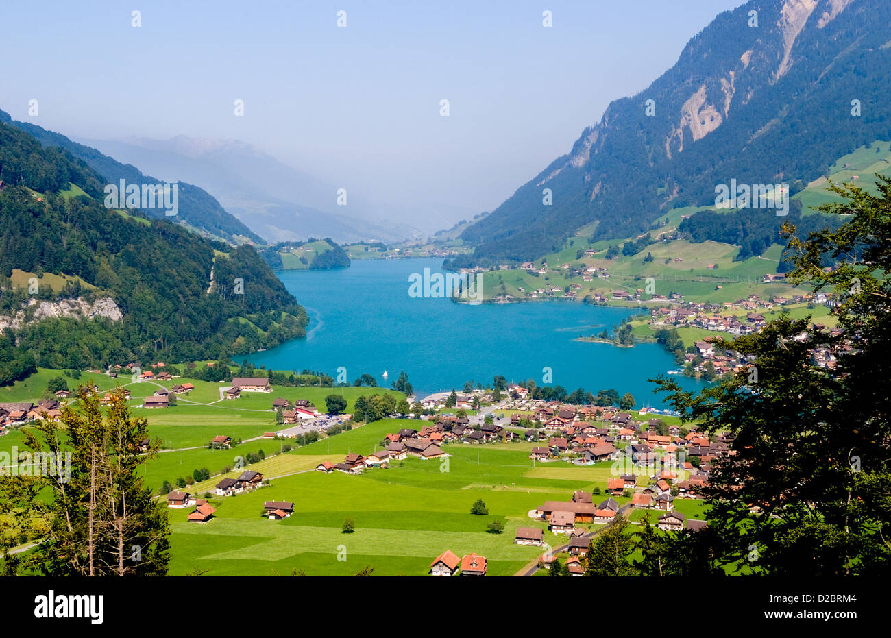 Vue panoramique au-dessus du village de montagne de Brunig En Alpes de Suisse Banque D'Images