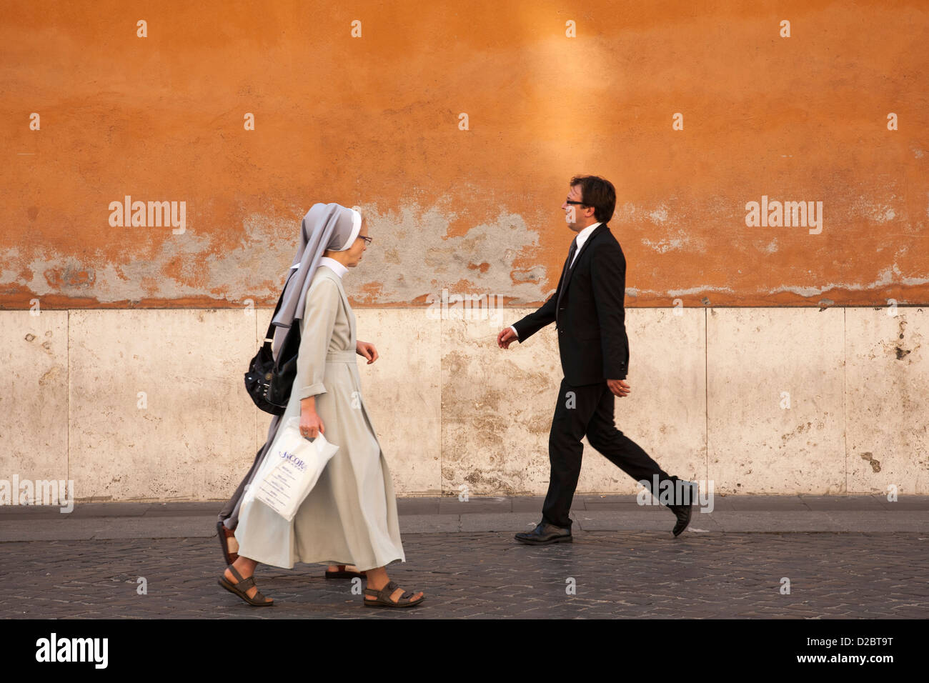 Les nonnes marche dans la Cité du Vatican, Rome, Italie Banque D'Images