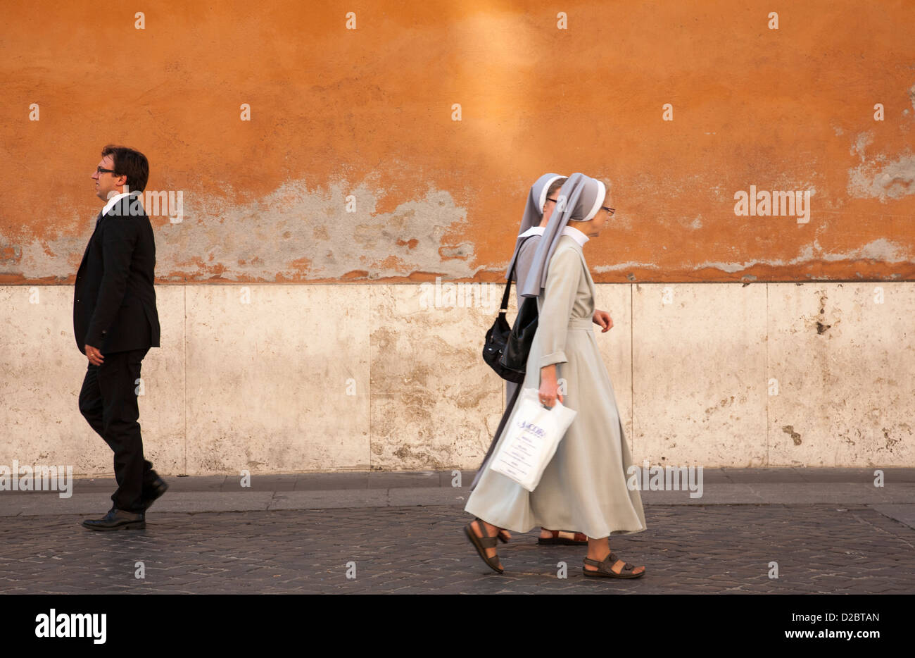 Les nonnes marche dans la Cité du Vatican, Rome, Italie Banque D'Images