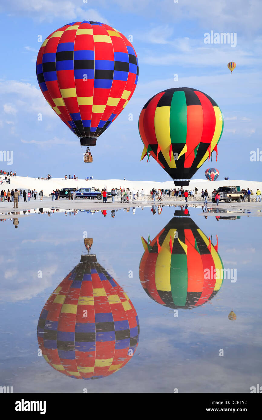 Montgolfières reflétée sur flaque, Hot Air Balloon Invitational, White Sands National Park, Alamogordo, Nouveau Mexique, USA Banque D'Images