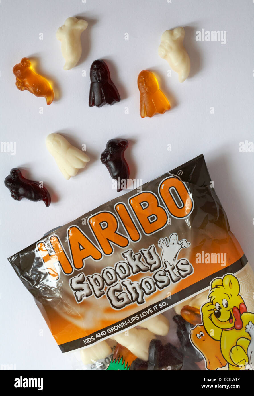 Sachet de bonbons Haribo fantômes fantasmagorique ouvert avec table des  matières déversées pour l'Halloween sur fond blanc Photo Stock - Alamy