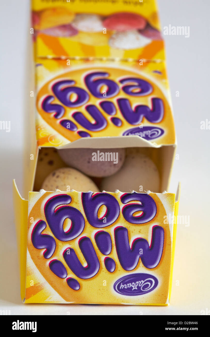 Carton de Cadbury mini oeufs jusqu'au bout, pour afficher le contenu du panier prêt pour l'ensemble de Pâques sur fond blanc Banque D'Images
