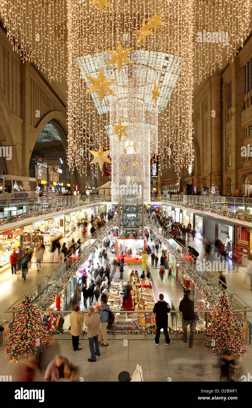 Leipzig (Allemagne), de la gare principale dans la lumière de Noël décorations Banque D'Images