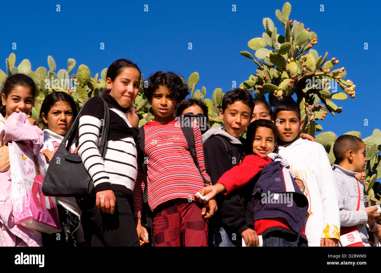 Les enfants de l'école de visiter les ruines romaines de Dougga, Tunisie Banque D'Images