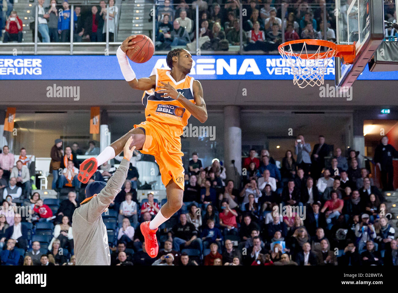 Baskeball player Justin Darlington joue le ballon au concours de dunk pendant le jour de l'Allstar Basketball League (BBL) dans l'Arène de Nuremberg à Nuremberg, Allemagne, 19 janvier 2013. Photo : Daniel Karmann Banque D'Images