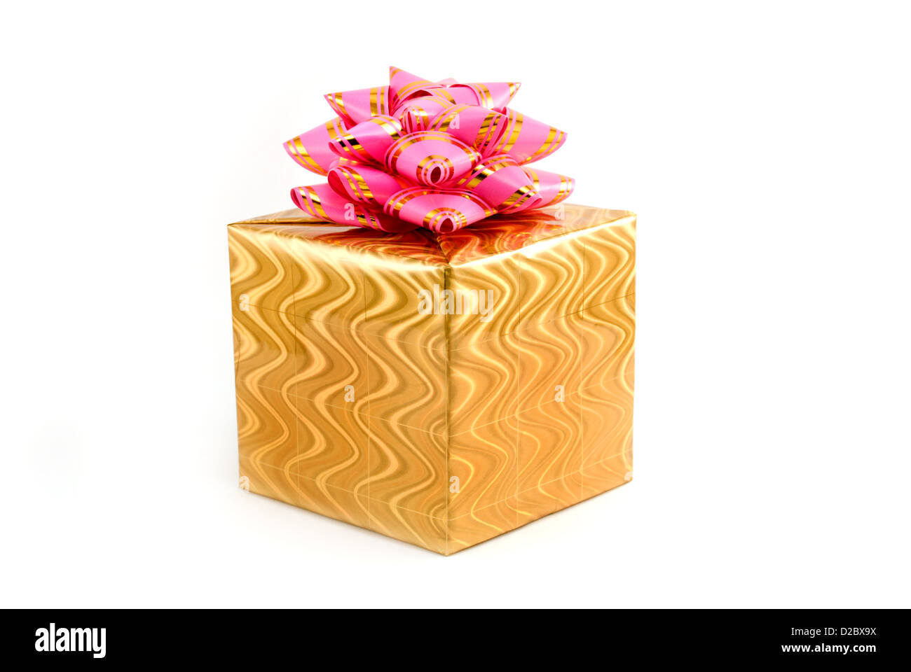 Boîte-cadeau de couleur jaune avec un ruban rose Photo Stock - Alamy