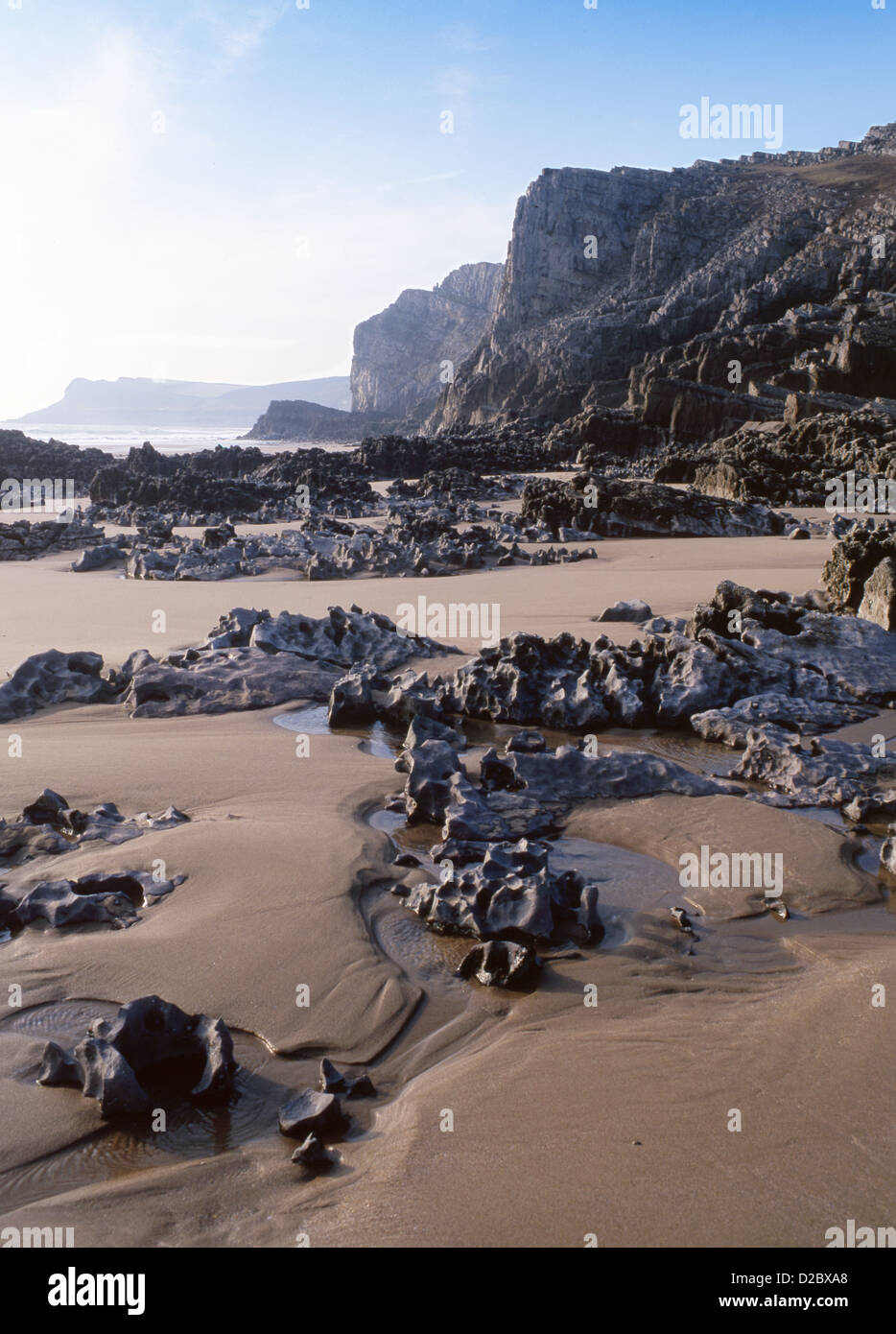 Mewslade Bay Beach avec des falaises rocheuses et de premier plan dans la péninsule de Gower distance Swansea County South Wales UK Banque D'Images