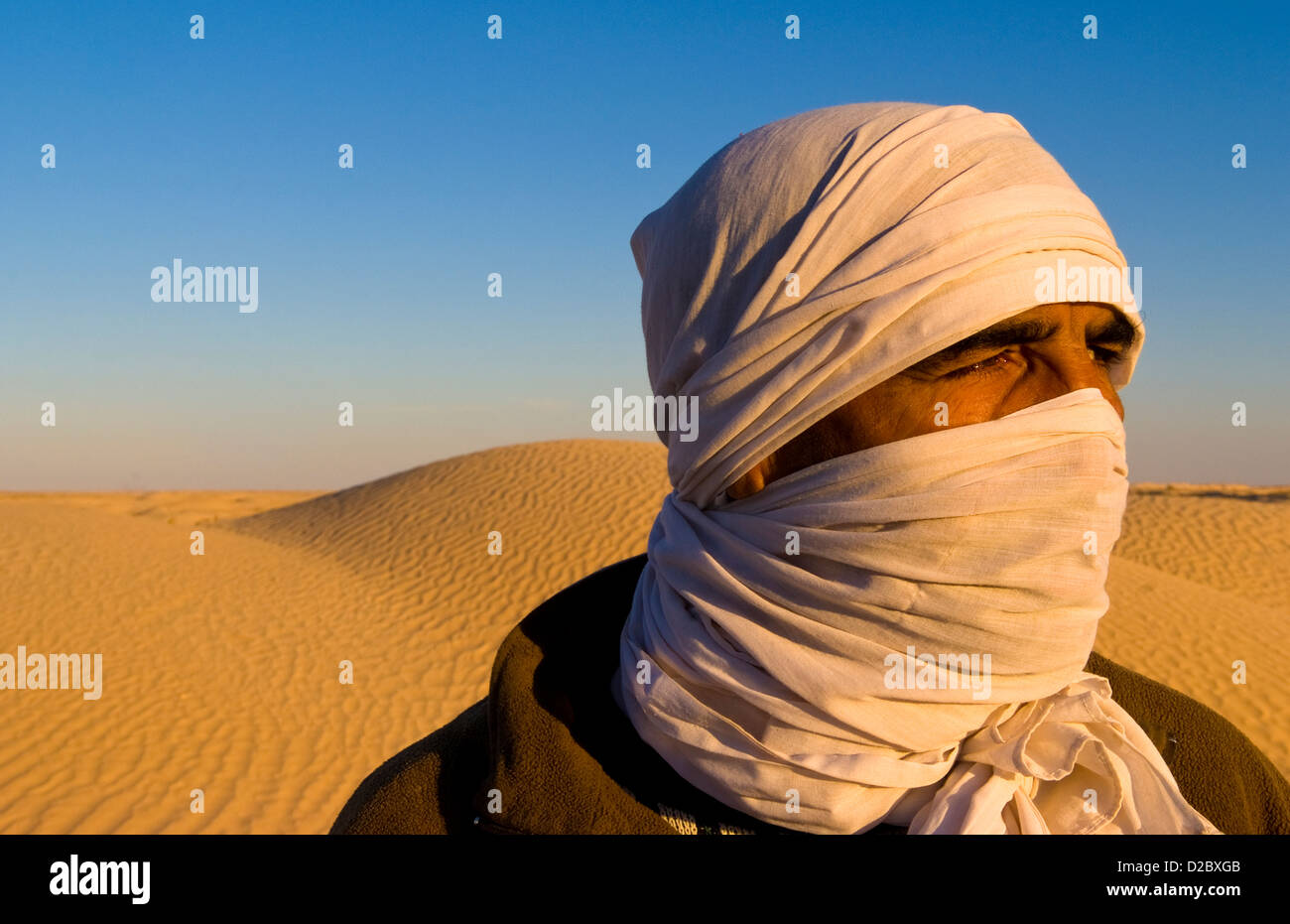 Dans l'homme bédouins du désert du Sahara, Douz, Tunisie Photo Stock - Alamy