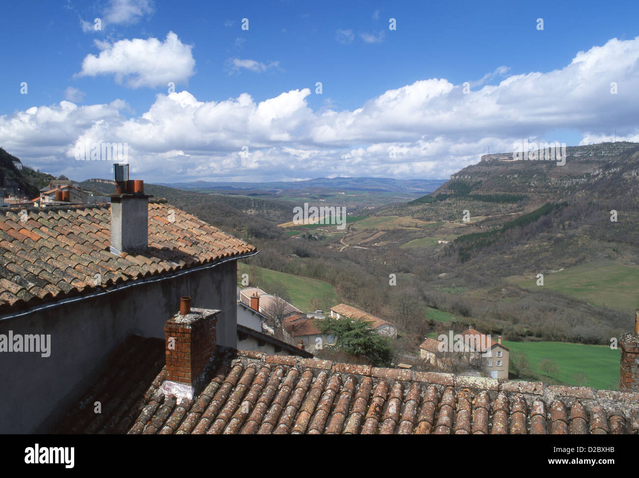 Roquefort-sur-Soulzon village vue sur les toits de la maison du célèbre fromage de Roquefort Aveyron Massif Central France Banque D'Images