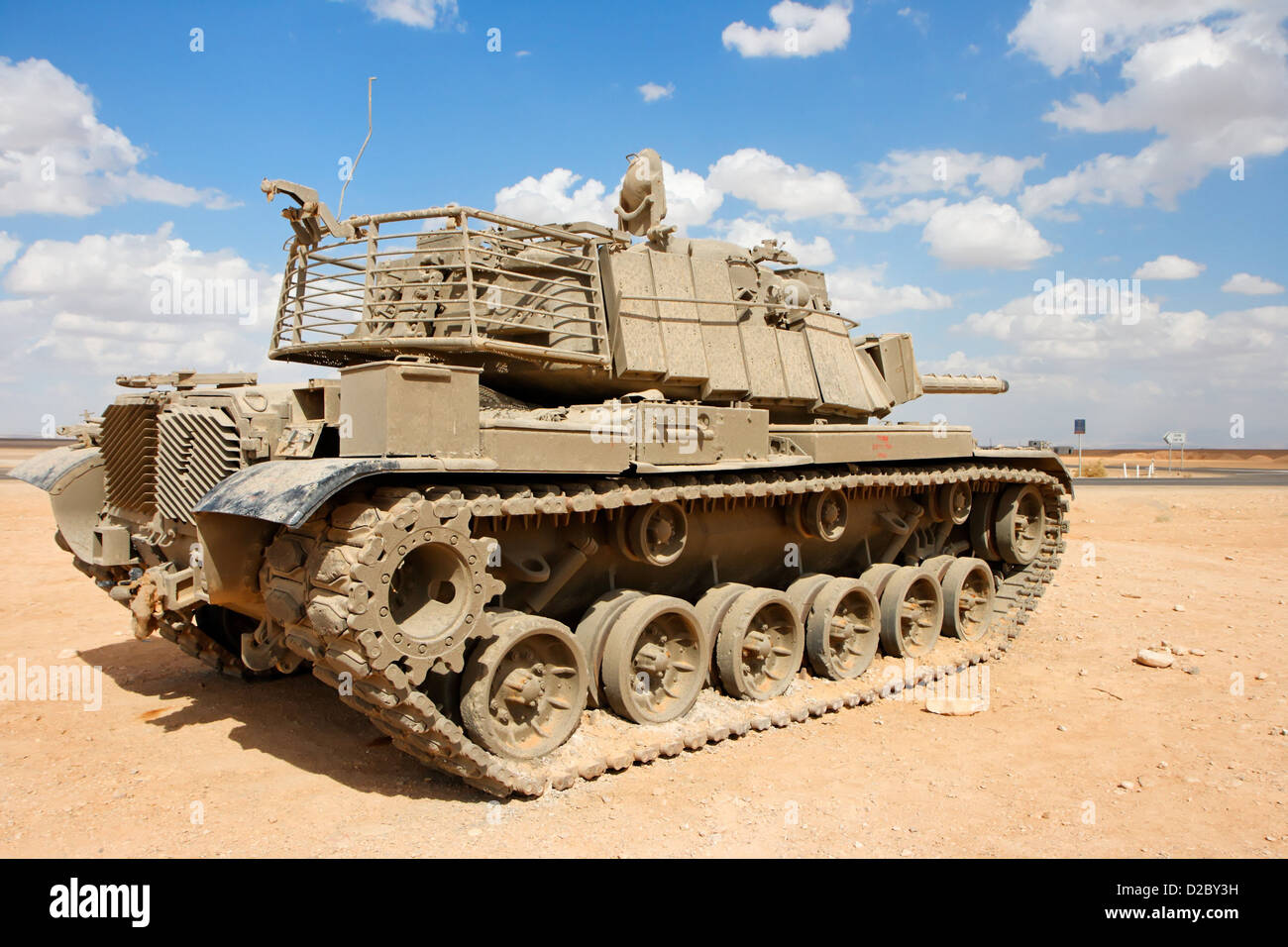 Magach israélien de réservoir, près de la base militaire dans le désert Banque D'Images