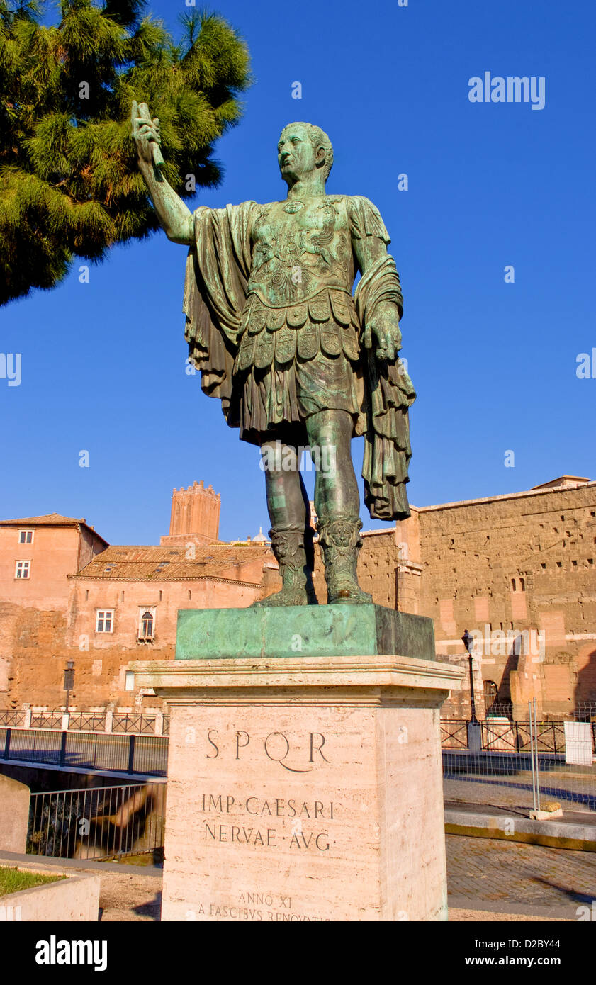 Caesar Statue Rome Banque D Image Et Photos Alamy
