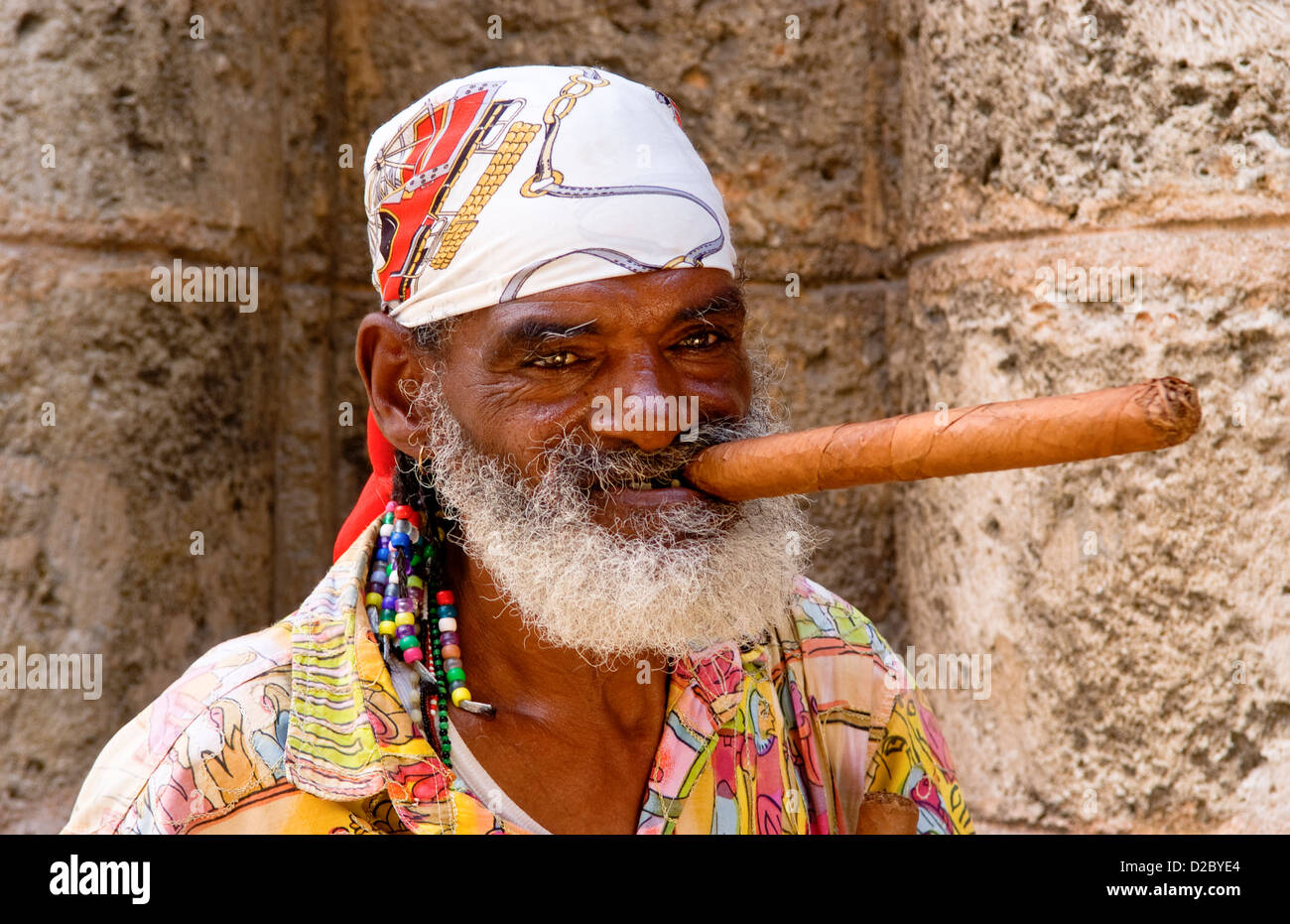 La Havane, Cuba, libre de l'homme avec une longue écharpe et cigare dans la  Vieille Havane Photo Stock - Alamy