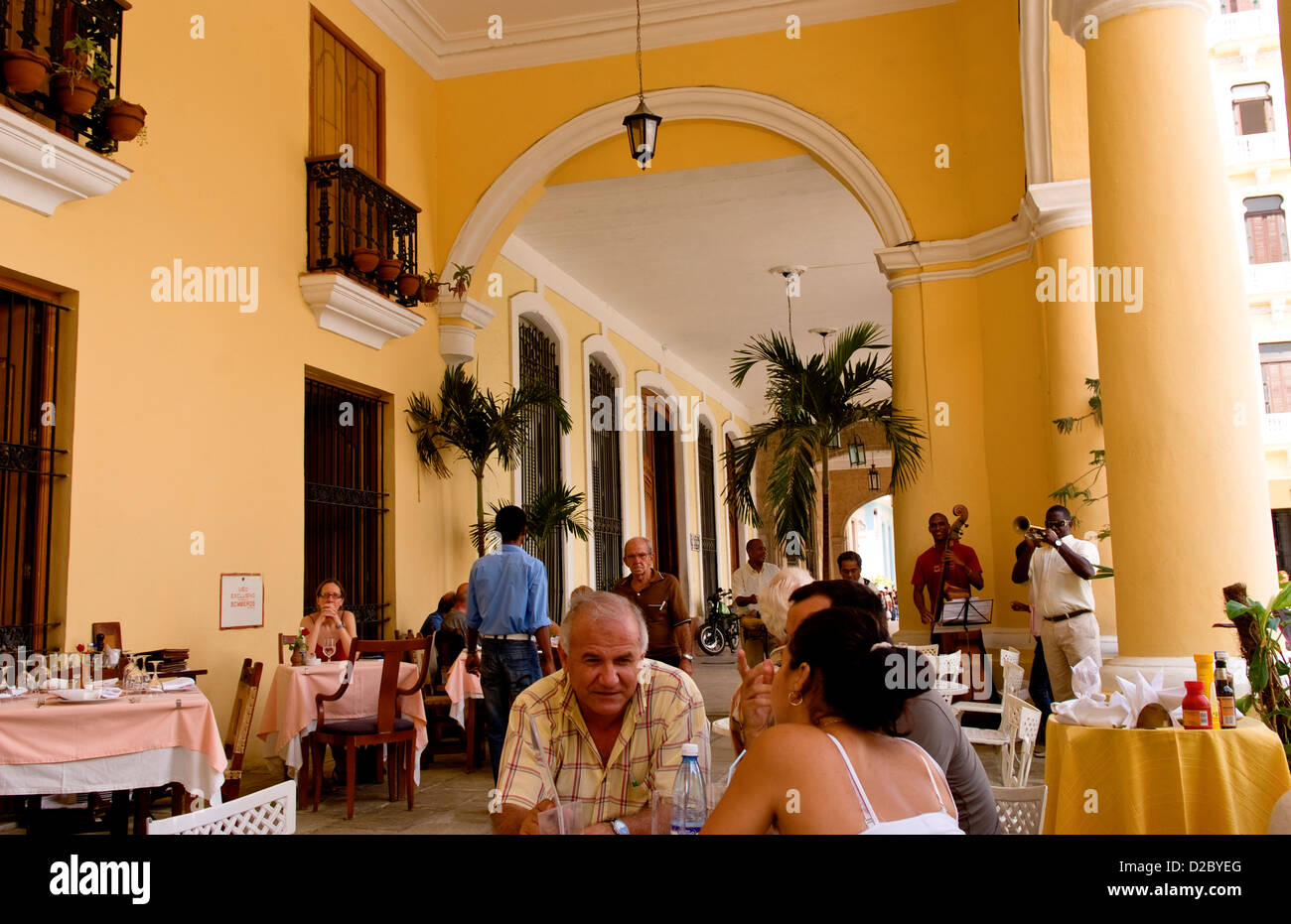 La Havane, Cuba, en couple dans un bar. Cafe Santo Angel Dans La Vieille Havane Banque D'Images