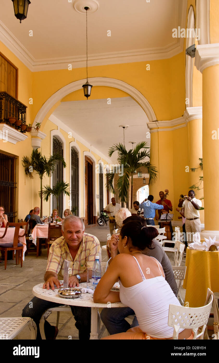 La Havane, Cuba, en couple dans un bar. Cafe Santo Angel Dans La Vieille Havane Banque D'Images