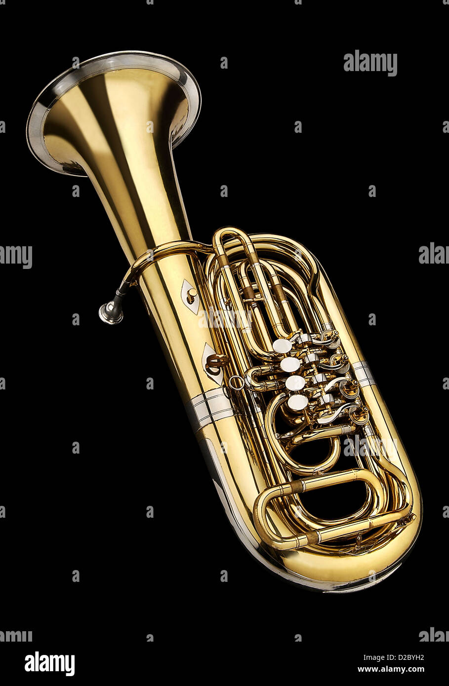 Tuba, instrument à vent. Sur un fond noir Photo Stock - Alamy