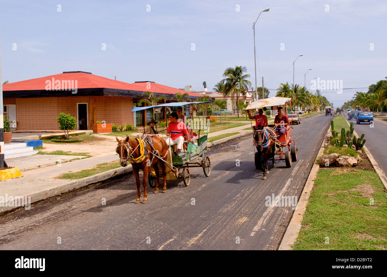 Des scènes de rue le long de la Malacon à Cienfuegos, Cuba, avec Calèches Banque D'Images