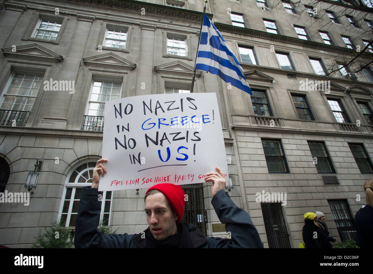 Les partisans de la démocratie en Grèce protester contre la montée de la Golden Dawn parti politique au consulat de Grèce à NY Banque D'Images