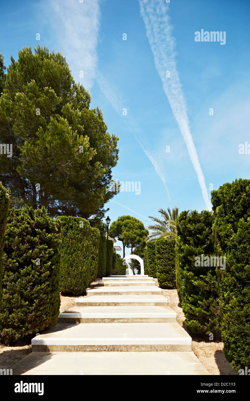 Escalier menant à arch en Majorque withe green hedges Banque D'Images