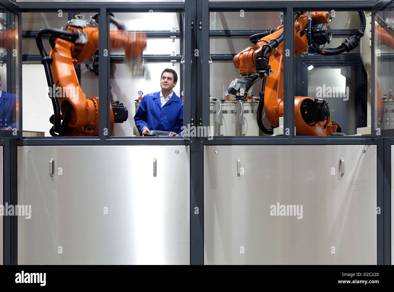 Dortmund, Allemagne, de l'innovation robotique carat, techniciens mis en place un robot Banque D'Images