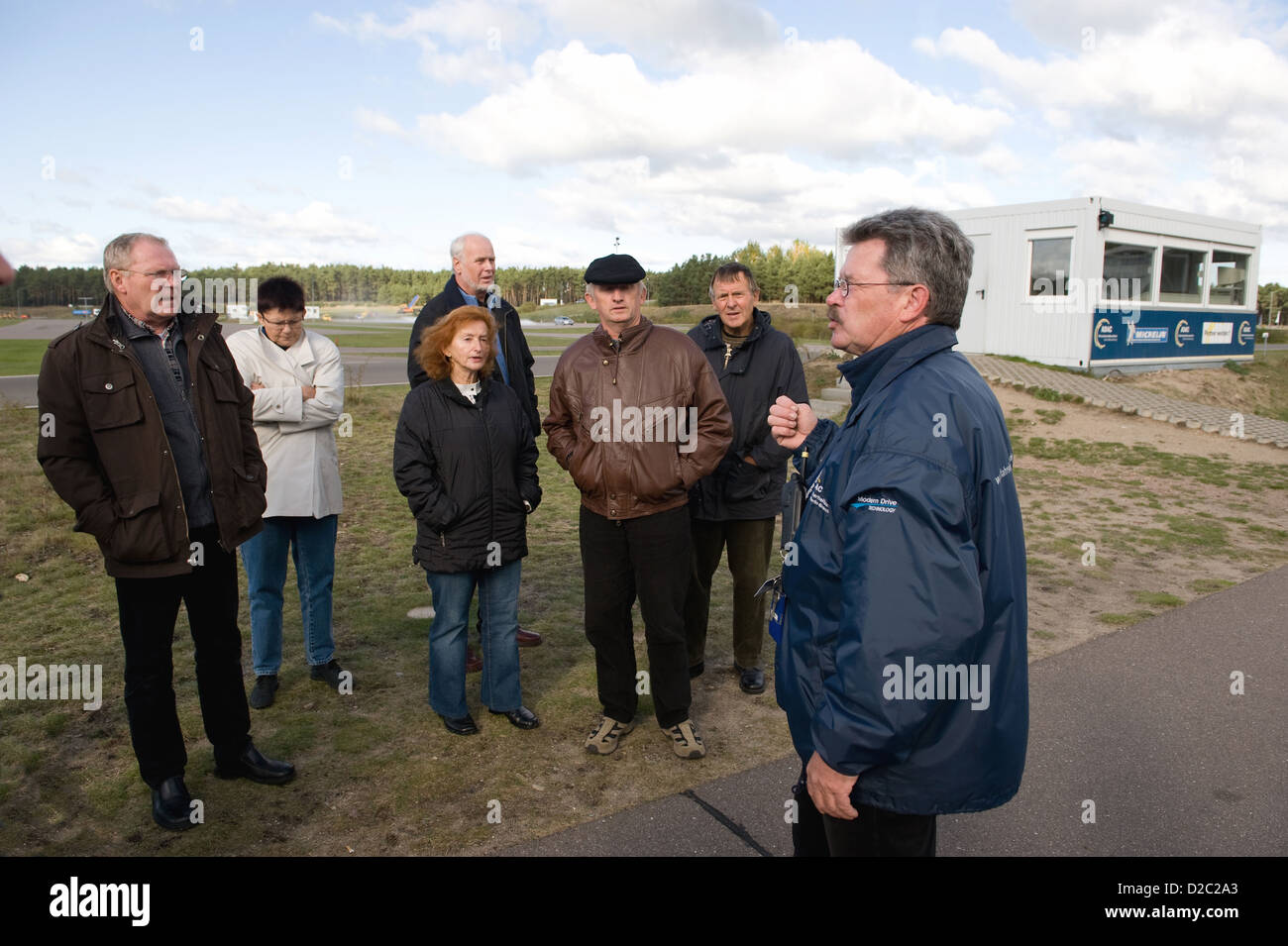 De Linthe, en Allemagne, les visiteurs dans la libre formation test ADAC Banque D'Images